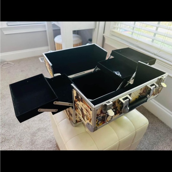 Makeup or jewelry box with keys - Picture 2 of 3